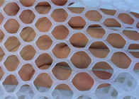Pajarera plástica blanca 100% del pollo de Mesh Netting Hexagonal Shape Poultry del HDPE
