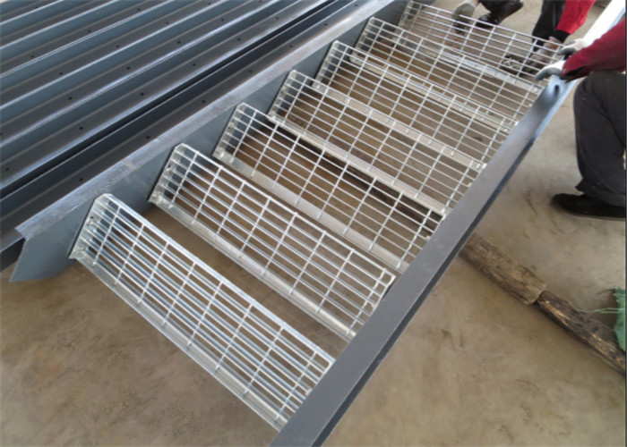 El OEM modificó la reja soldada con autógena 316 de acero inoxidable de la Anti-diapositiva para requisitos particulares para la pisada de escalera