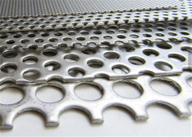 La malla perforada del acero inoxidable cubre alrededor de fácil formada de la perforación rectangular instala